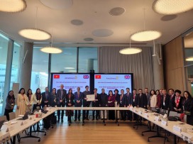 Đoàn Bộ Y tế Việt Nam thăm Trung tâm Nghiên cứu và Phát triển của AstraZeneca tại Cambridge