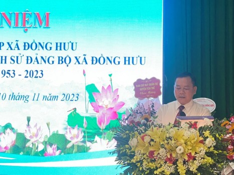 Bắc Giang: Xã Đồng Hưu tổ chức Lễ trao tặng huy hiệu Đảng và ra mắt cuốn Lịch sử Đảng bộ