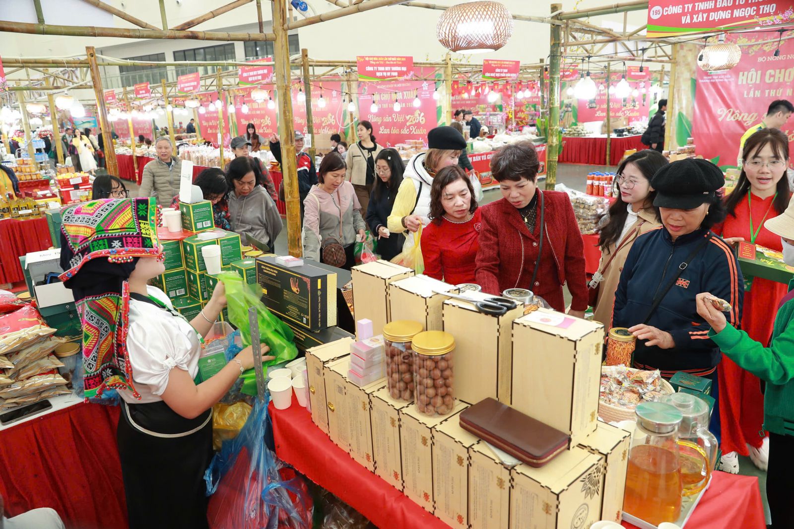 Cuối tuần trẩy hội Bách hoa Bộ hành, thẩm vị đặc sản Tết và mua sắm thả ga ở Hội chợ Mùa Xuân