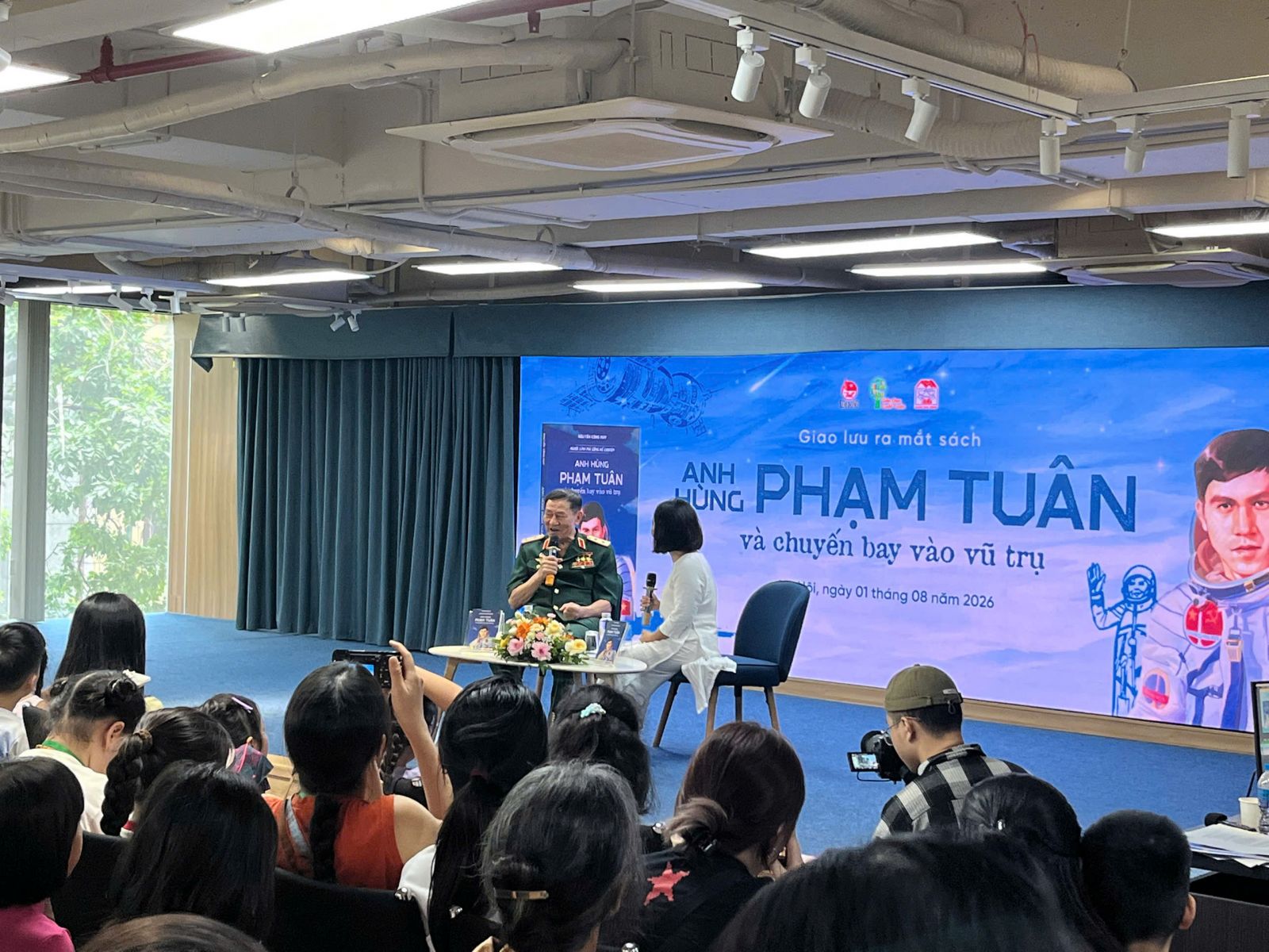 Giao lưu cùng Anh hùng Phạm Tuân và chuyến bay vào vũ trụ