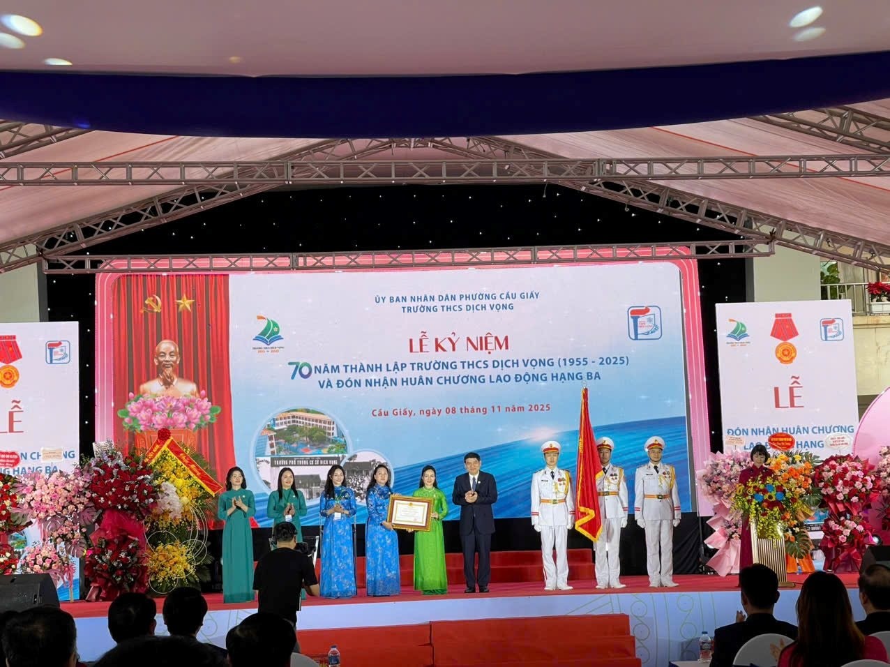 Trường THCS Dịch Vọng kỷ niệm 70 năm thành lập và đón nhận Huân chương Lao động hạng Ba