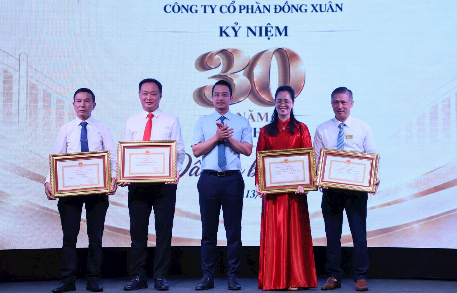 Công ty Cổ phần Đồng Xuân: 30 năm gìn giữ giá trị truyền thống, hướng tới tương lai