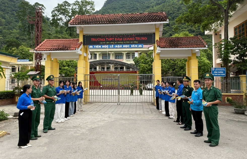 Bộ đội biên phòng Cao Bằng đồng hành cùng học sinh vùng cao trong kỳ thi tốt nghiệp THPT