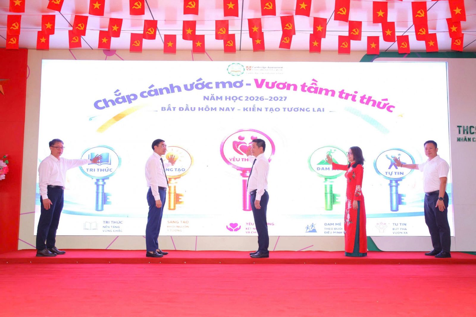 Học sinh Trường THCS Thanh Xuân thích thú khám phá STEM, AI ngày khai giảng