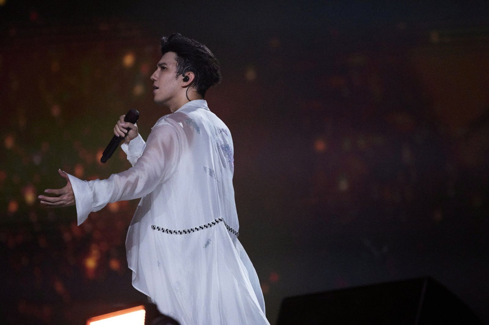 Dimash Kudaibergen: Tại sao cả thế giới “phát cuồng” trước một giọng hát?