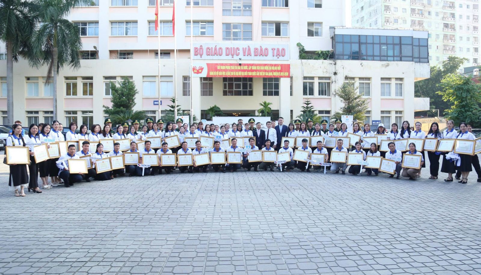 Bộ Giáo dục và Đào tạo gặp mặt và tặng Bằng khen cho 80 thầy cô giáo tiêu biểu trong chương trình “Chia sẻ cùng thầy cô” năm 2025