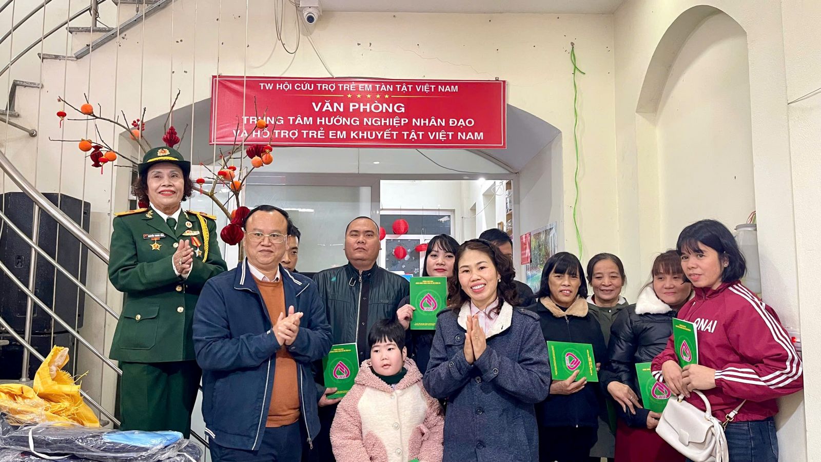 Hoạt động từ thiện xã hội của Ngân hàng Chính sách xã hội Đống Đa nhân dịp Tết Bính Ngọ 