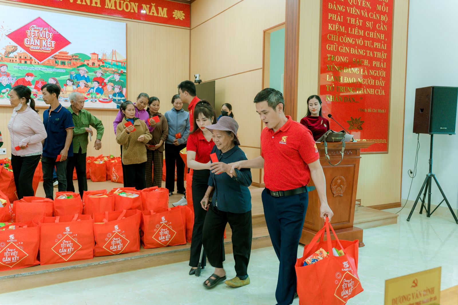 Trao tặng 500 phần quà Chương trình “Chung vị Tết Việt “ cho người dân có hoàn cảnh khó khăn ở Hải Phòng và Quảng Trị 