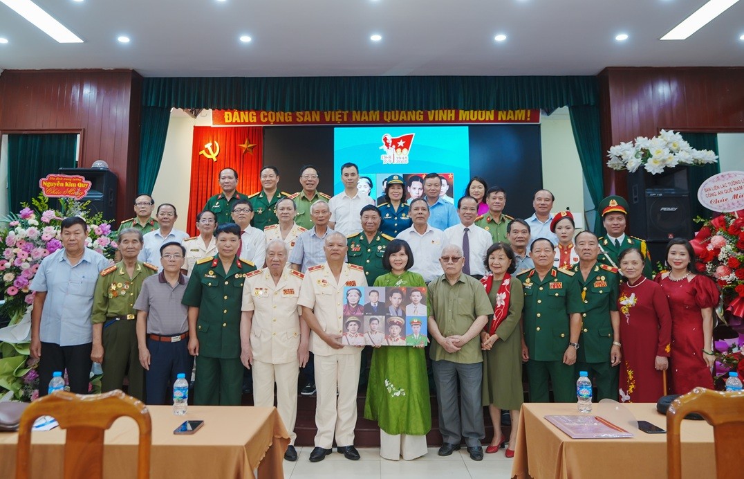 Trao tặng 8 di ảnh màu Anh hùng Liệt sĩ Công an nhân dân và ra mắt hồi ký \\\