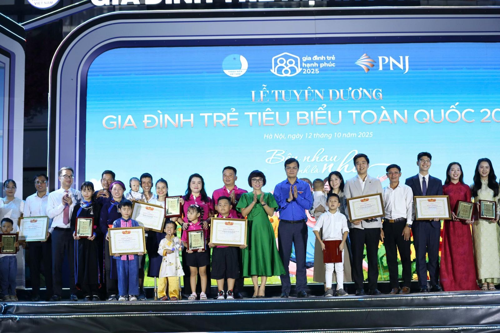 Vinh danh 10 “Gia đình trẻ hạnh phúc” năm 2025: Cầu thủ, bác sĩ, MC truyền hình kể chuyện giữ lửa hạnh phúc