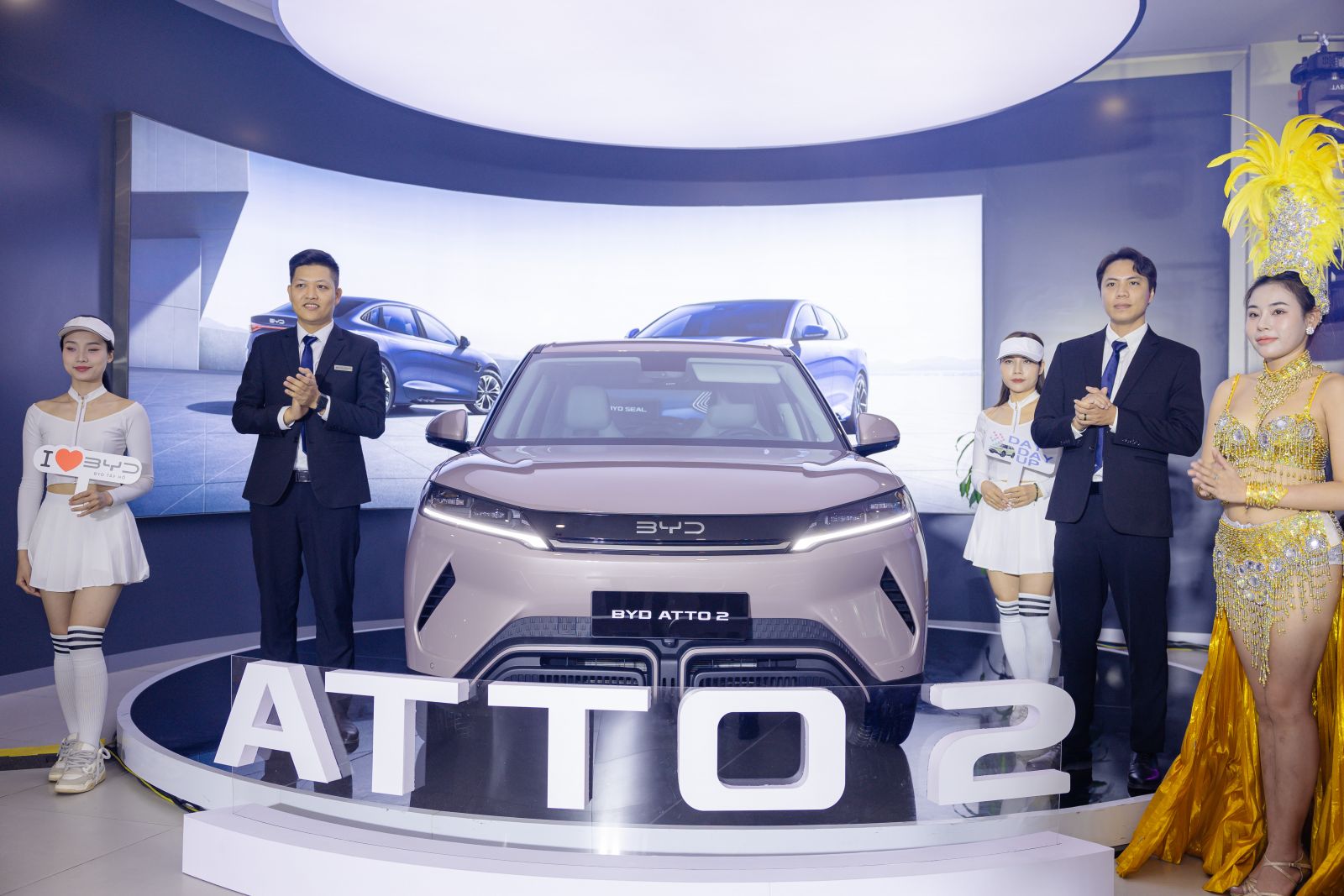 Đại diện BYD Tây Hồ và khách mời chụp ảnh cùng mẫu xe Atto 2 – dòng SUV điện thông minh, hiện đại, phù hợp với xu hướng di chuyển xanh tại đô thị.