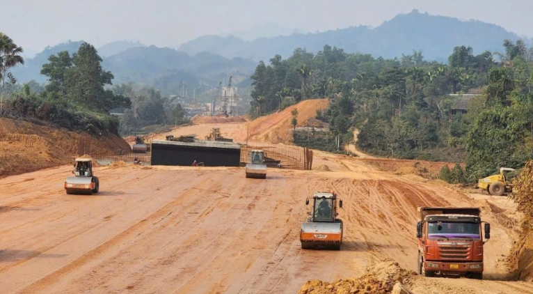 Đẩy nhanh tiến độ 4 dự án giao thông trọng điểm để đạt mục tiêu 3.000 km đường bộ cao tốc