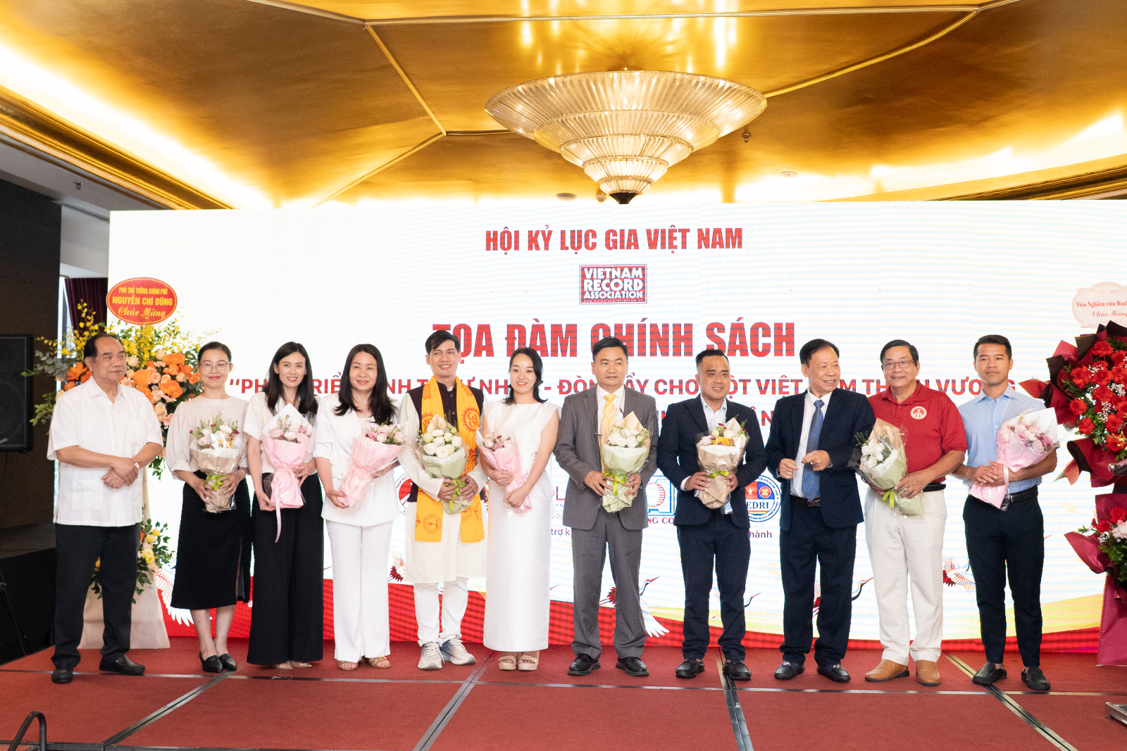 Trung ương Hội Kỷ lục gia Việt Nam ra mắt hai trung tâm trực thuộc TW Hội là “Trung tâm tư vấn & phát triển các giá trị kỷ lục Việt Nam” và “Trung tâm Bảo vệ sức khỏe kỷ lục Việt Nam”.