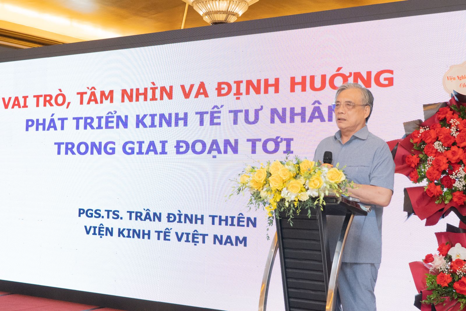PGS, TS. Trần Đình Thiên - Nguyên Viện trưởng Viện Kinh tế Việt Nam, Trọng tài viên VIAC trình bày tham luận tại Tọa đàm.