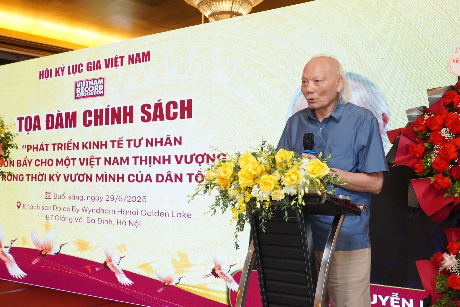 GS, TS. Nguyễn Mại - Chủ tịch Hiệp hội đầu tư nước ngoài trình bày tham luận tại Tọa đàm.