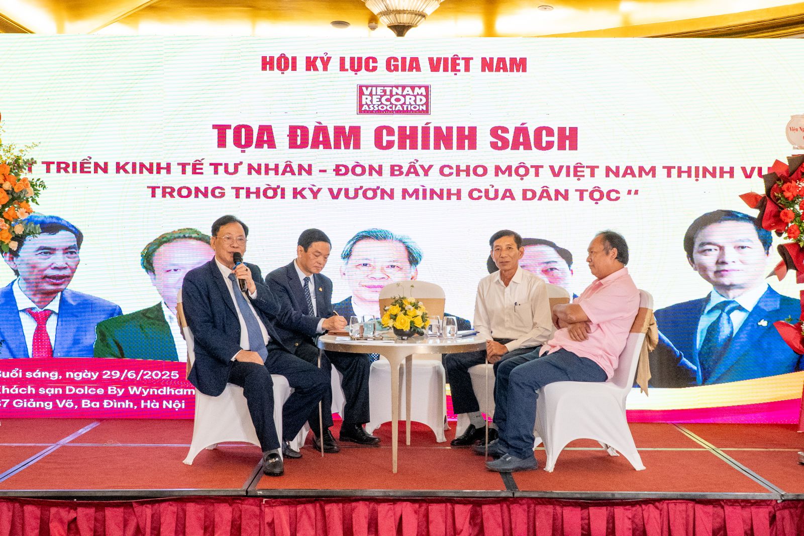 Phần Tọa đàm giao lưu trực tiếp giữa các nhà khoa học, nhà quản lý và các doanh nghiệp điển hình.