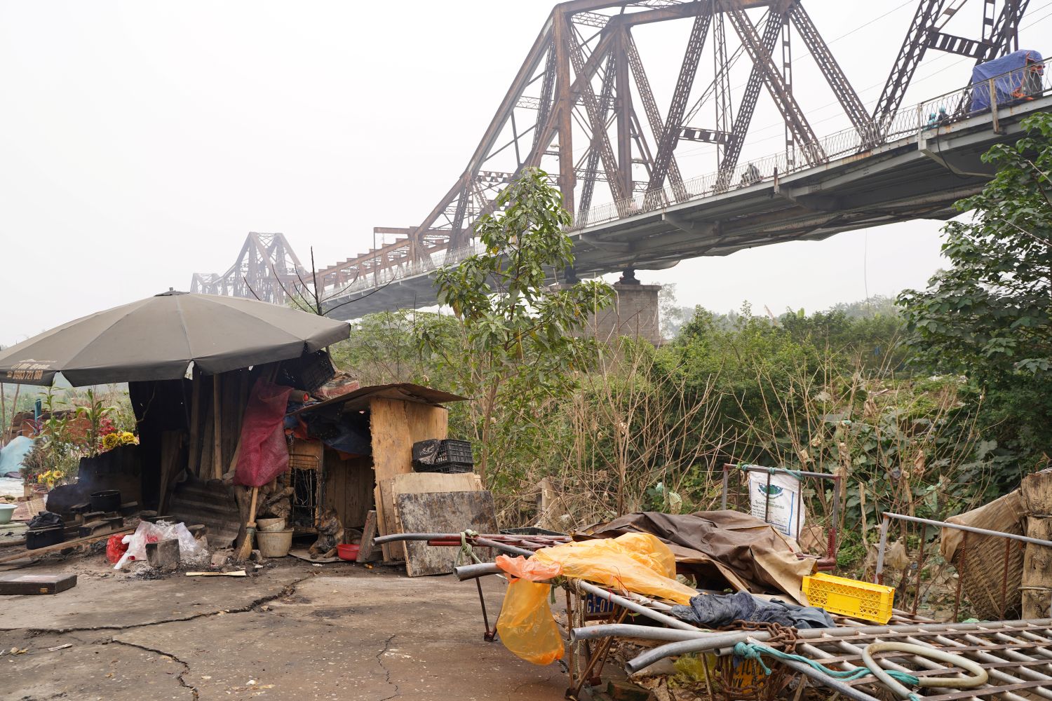 Ô nhiễm môi trường tại khu dân cư ven cầu Long Biên: Bài toán hạ tầng đô thị