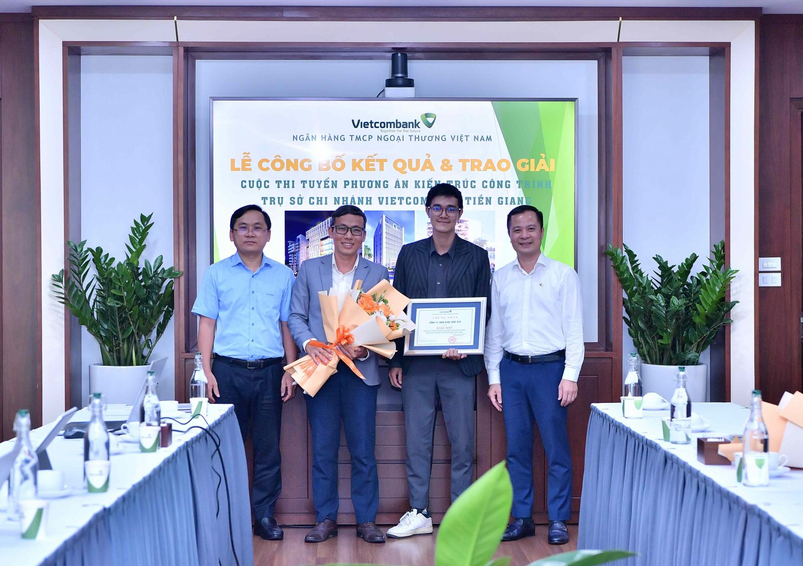 Đại diện Ban Lãnh đạo Vietcombank (ngoài cùng bên phải) trao giải cho đơn vị đoạt giải Nhì của Cuộc thi