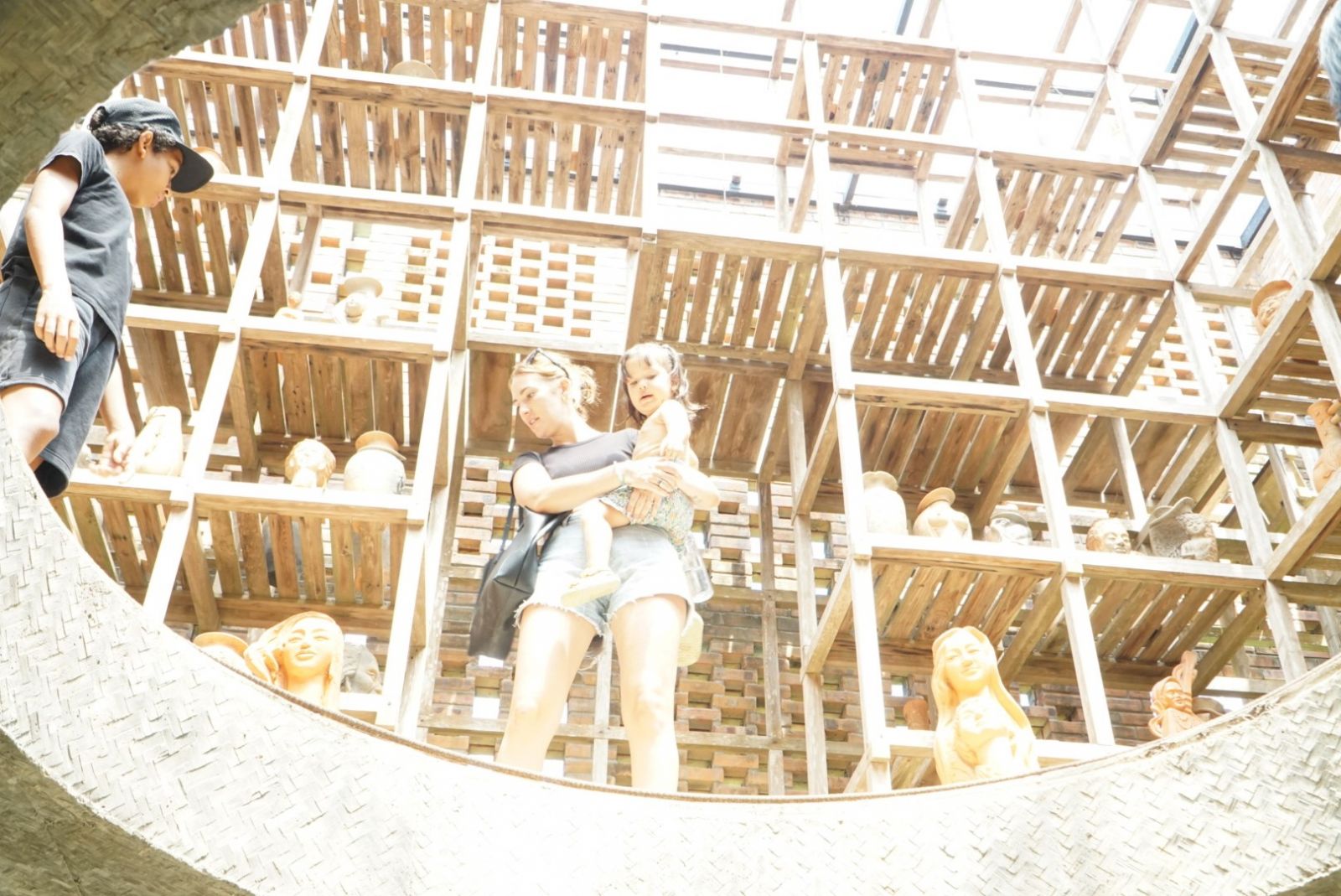 Du khách có thể tham quan, ngắm nhìn các tác phẩm nghệ thuật từ đất nung của 2 thế hệ