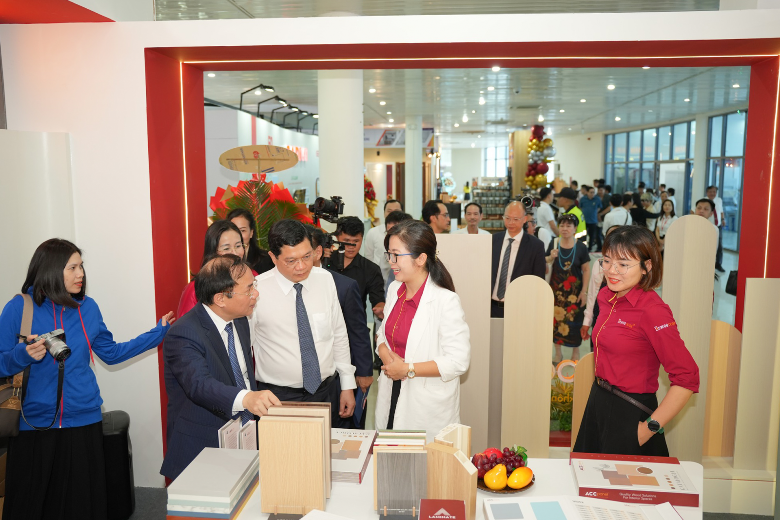 Thứ trưởng Bộ Xây dựng Nguyễn Văn Sinh cùng các đại biểu tham quan các gian hàng tại triển lãm