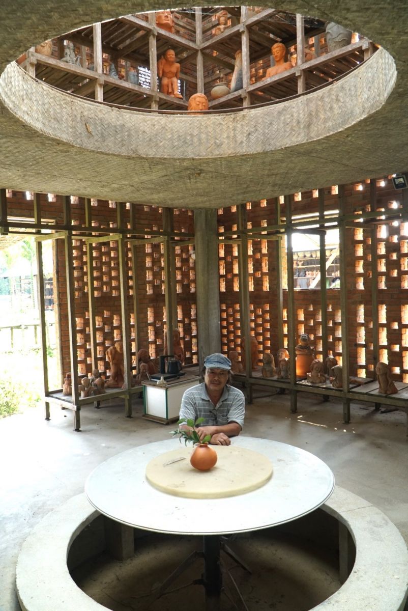 Tại trung tâm tầng trệt Terra Cotta Studio là bàn xoay gốm, nơi nghệ nhân Lê Đức Hạ sáng tác, làm việc. Bên trong là không gian sáng tác, trưng bày tác phẩm của nghệ nhân Lê Đức Hạ và người cha của ông, cùng những kỷ vật của gia đình