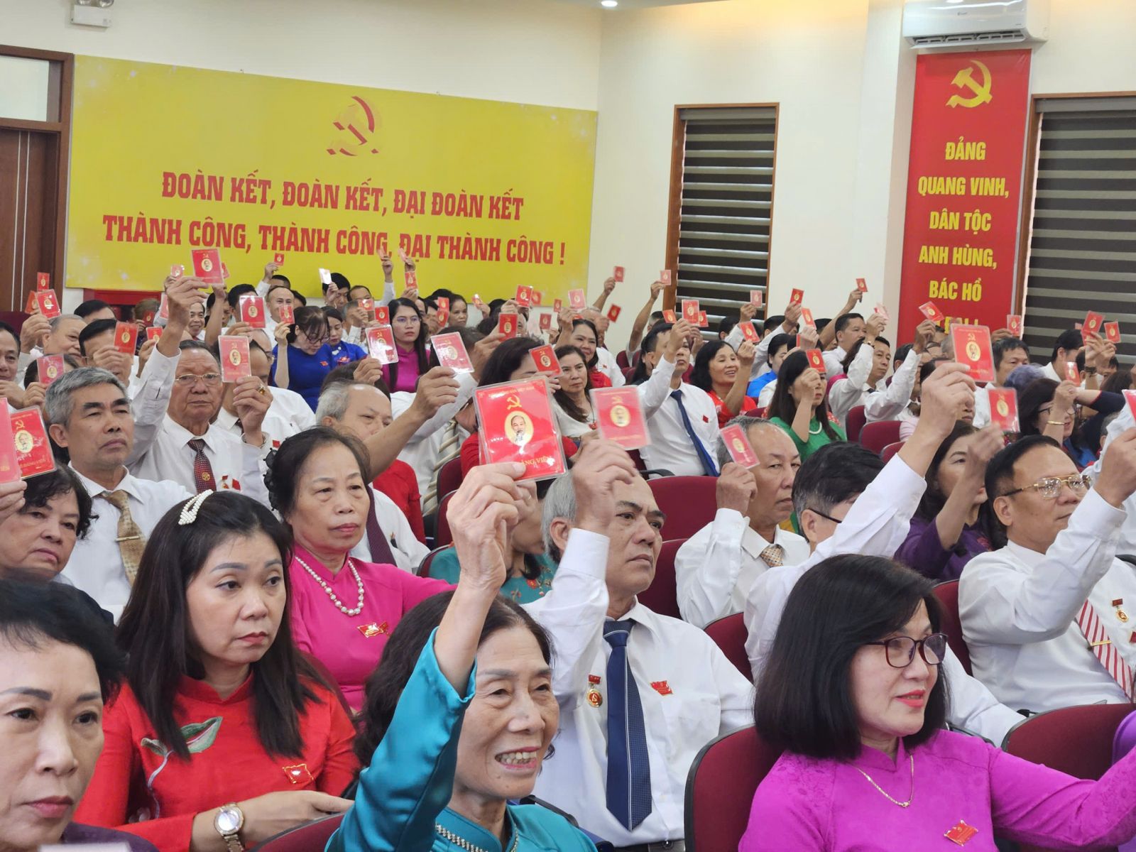 Các đại biểu tham dự đại hội biểu quyết thông qua.