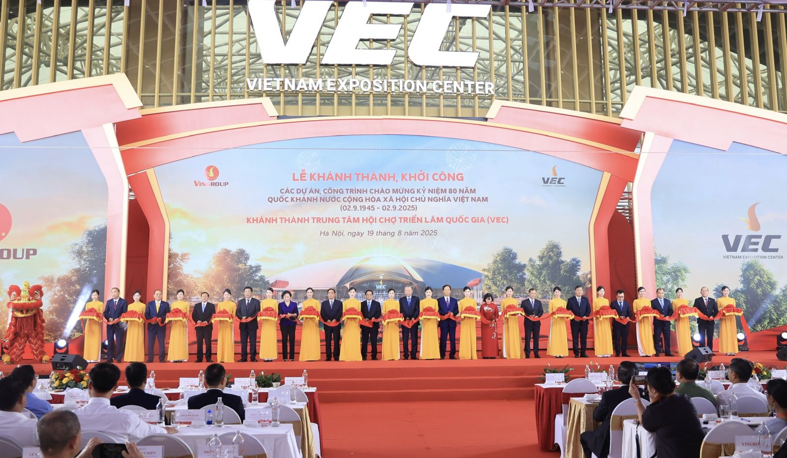 Các đồng chí lãnh đạo, nguyên lãnh đạo Đảng, Nhà nước cắt băng khánh thành công trình Trung tâm Triển lãm Việt Nam