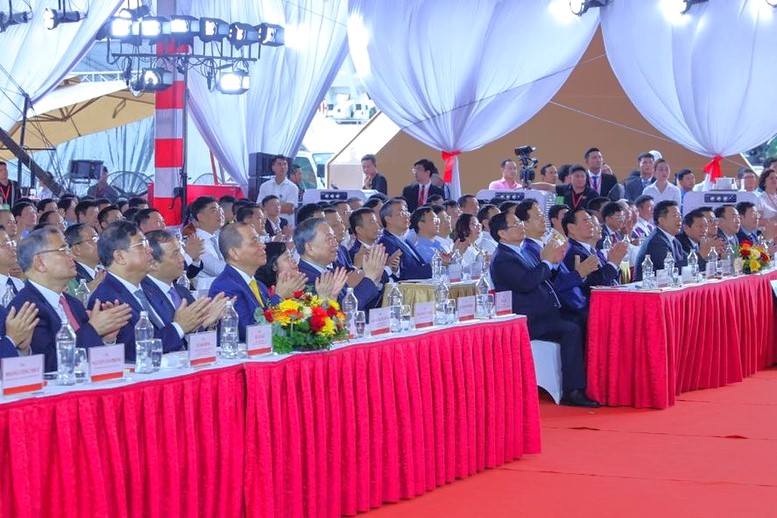 Các đồng chí lãnh đạo, nguyên lãnh đạo Đảng, Nhà nước và các đại biểu tham dự lễ khởi công, khánh thành 250 công trình tại điểm cầu trung tâm