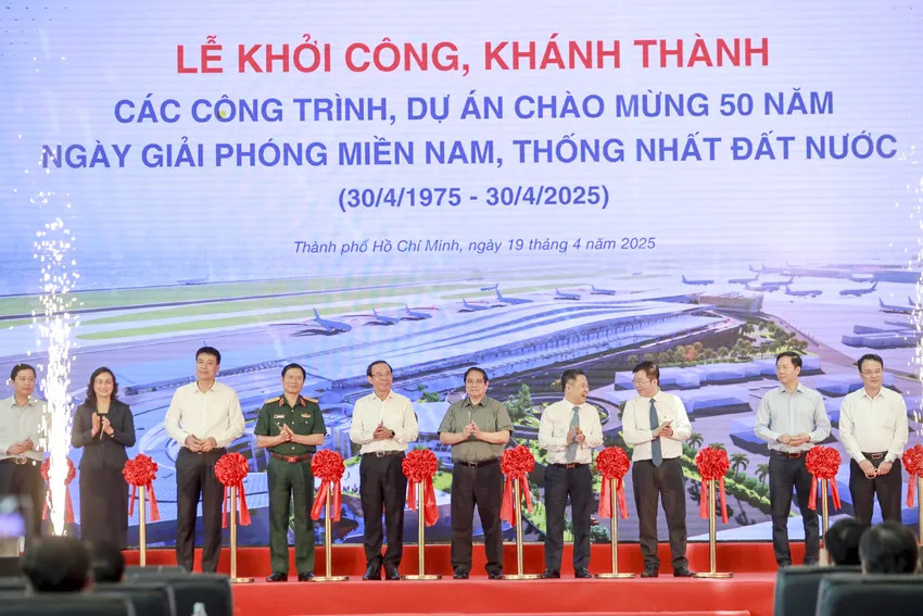 Thủ tướng và các đại biểu thực hiện nghi thức cắt băng khởi công, khánh thành các công trình, dự án chào mừng 50 năm Ngày Giải phóng miền Nam