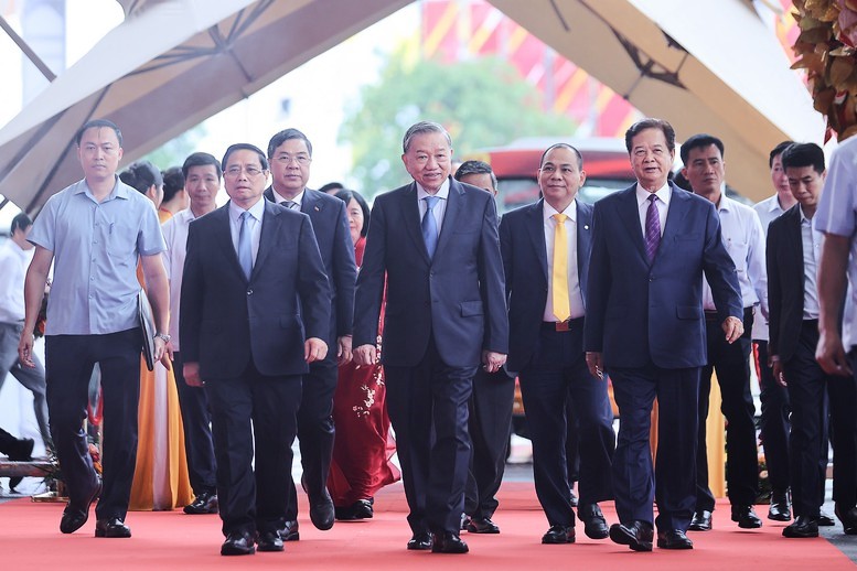Tổng Bí thư Tô Lâm, Thủ tướng Chính phủ Phạm Minh Chính, nguyên Thủ tướng Chính phủ Nguyễn Tấn Dũng cùng các đại biểu tới dự lễ khởi công, khánh thành 250 công trình.