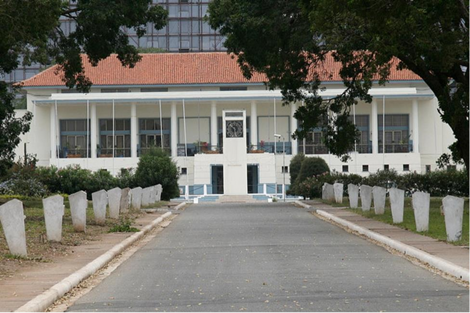  Tòa nhà Quốc hội Ghana tại Accra, xây dựng năm 1965, với Thủ tướng Kwame Nkrumah được  coi là 'Kiến trúc sư'.