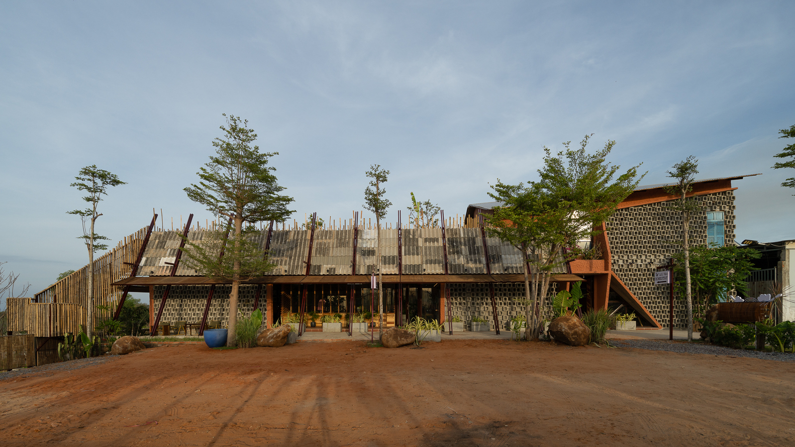 Dragonfly Retreat & Cafe/Country House. Architecture