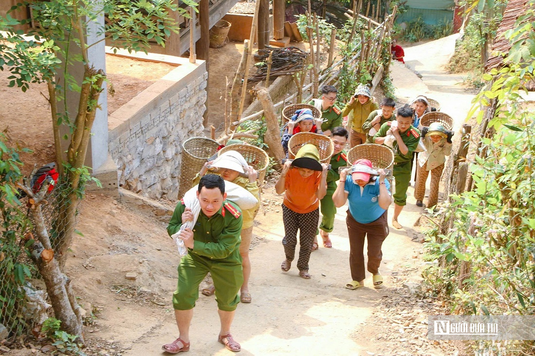 Để hỗ trợ người dân, lực lượng công an xã đã chung tay vận chuyển nguyên vật liệu cho các gia đình khó khăn, neo đơn.
