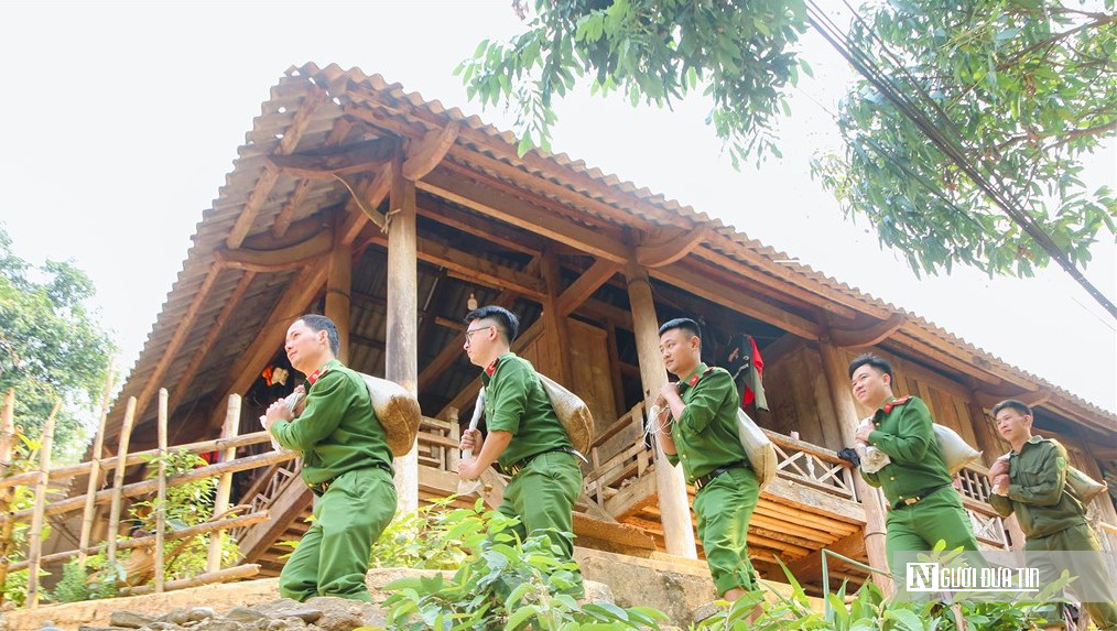 Việc vận chuyển các vật liệu hoàn toàn bằng sức người.