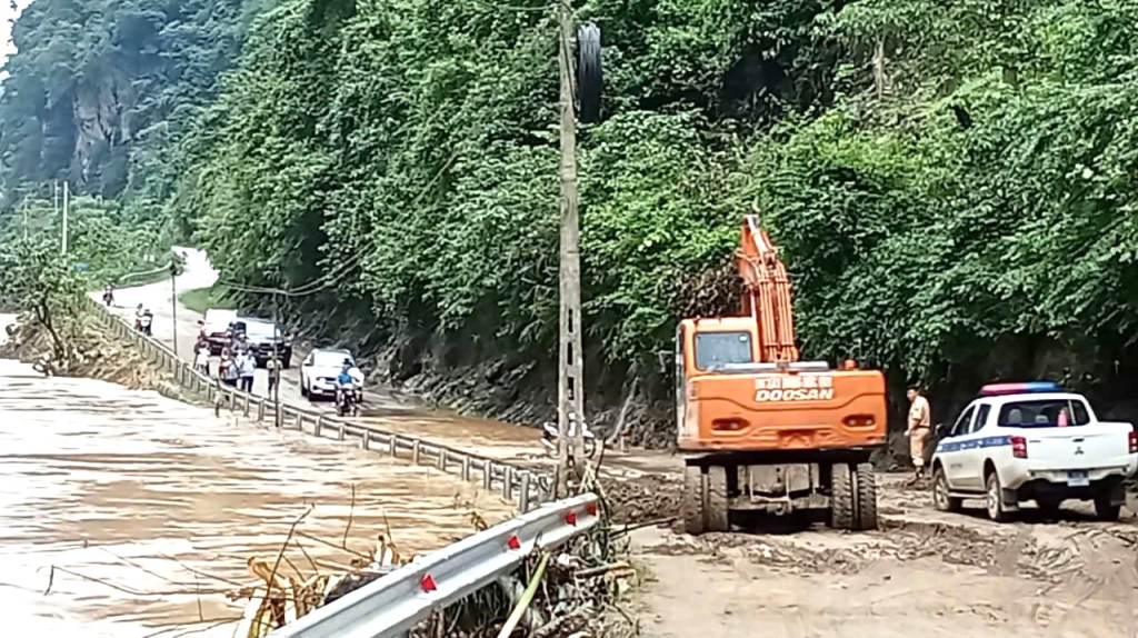 Bộ Xây dựng khẩn trương khắc phục hậu quả bão số 10, chủ động ứng phó với bão số 11