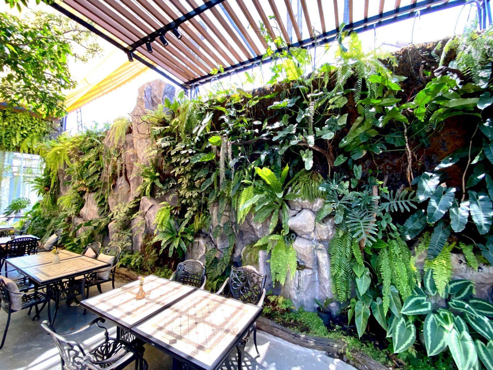 Vườn thẳng đứng - giải pháp hạ tầng xanh trong phát triển đô thị nén tại Việt Nam