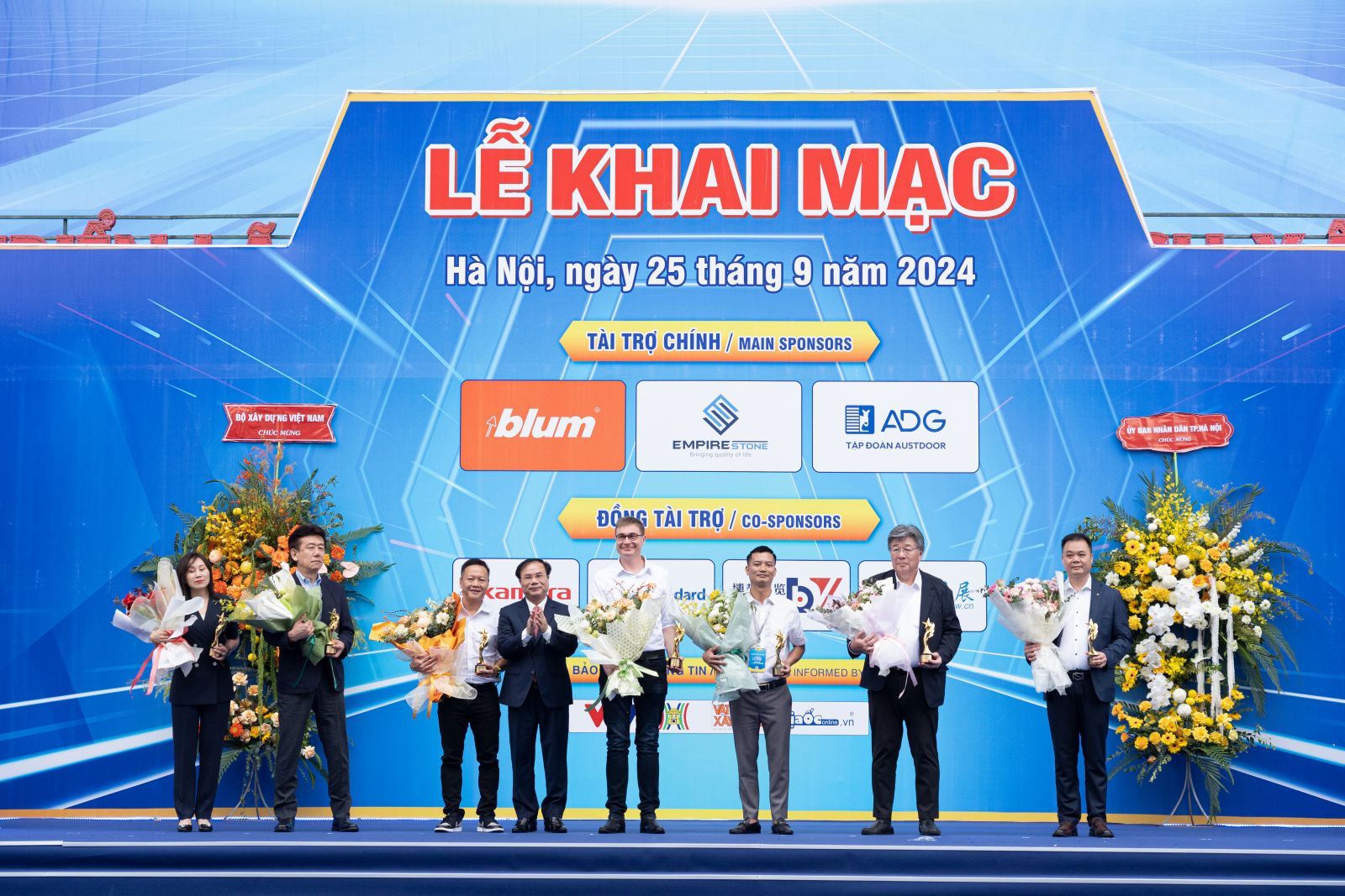 Trao chứng nhận và hoa cho các nhà tài trợ chính của Triển lãm Quốc tế Vietbuild lần thứ 3 năm 2024 tại TP Hà Nội.