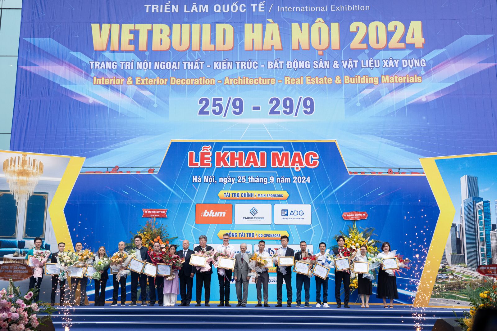 Trao chứng nhận và hoa cho các nhà tài trợ chính của Triển lãm Quốc tế Vietbuild lần thứ 3 năm 2024 tại TP Hà Nội.