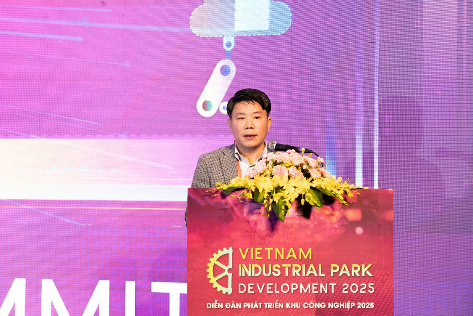 Ông Phạm Thanh Bình - Giám đốc Trung tâm Xúc tiến, Thông tin và Hỗ trợ đầu tư phía Bắc Cục Đầu tư nước ngoài (Bộ tài Chính) phát biểu đề dẫn tại Diễn đàn.