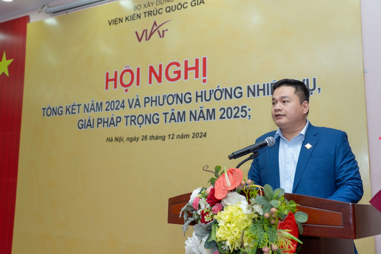 Ông Nguyễn Thành Công - Phó Viện trưởng Viện Kiến trúc Quốc gia, trình bày báo cáo tổng kết năm 2024 và phương hướng, nhiệm vụ, giải pháp trọng tâm năm 2025.