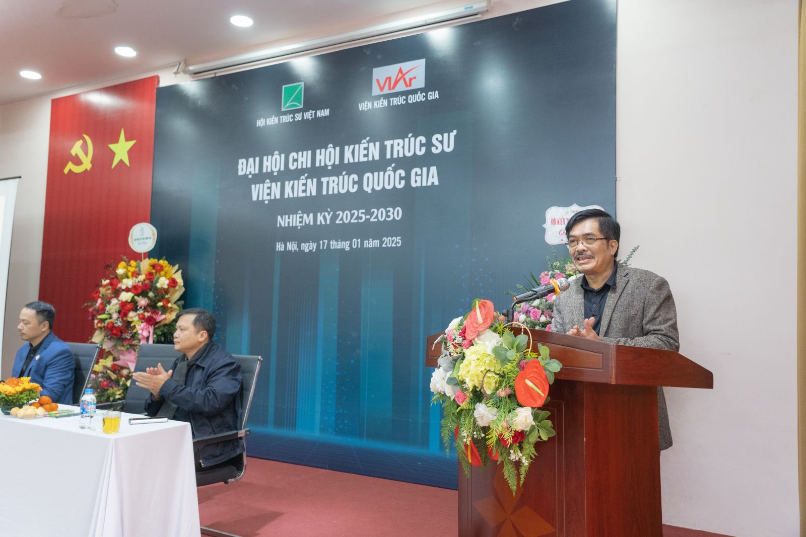 TS.KTS Nguyễn Tất Thắng - Chủ tịch chi Hội Kiến trúc sư Viện Kiến trúc Quốc gia phát biểu tổng kết nhiệm kỳ 2020-2025 và khai mạc Đại hội.