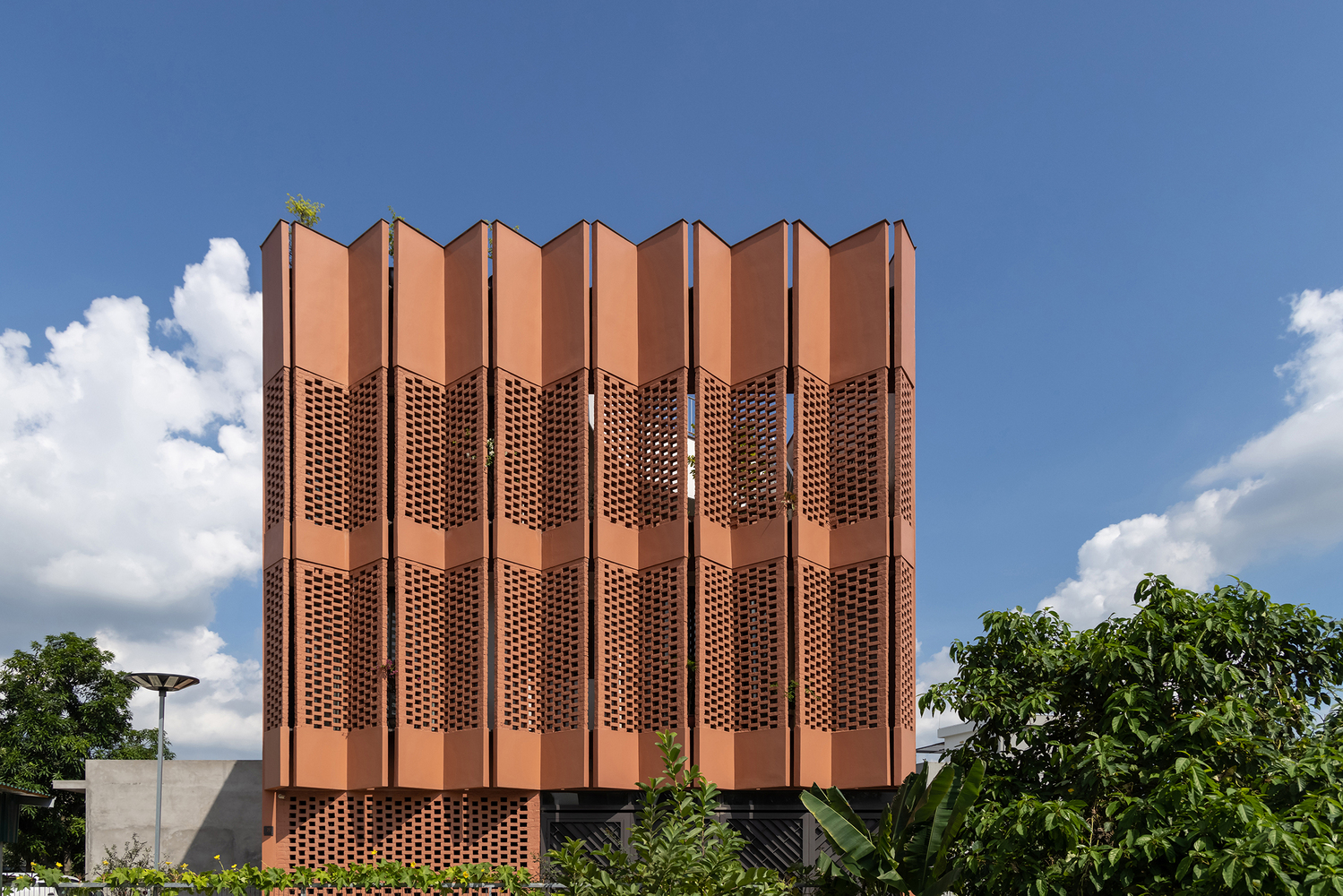 CUBE - Creative Usage of Bricks & Earth (Sử dụng sáng tạo gạch và đất)/H&P Architects