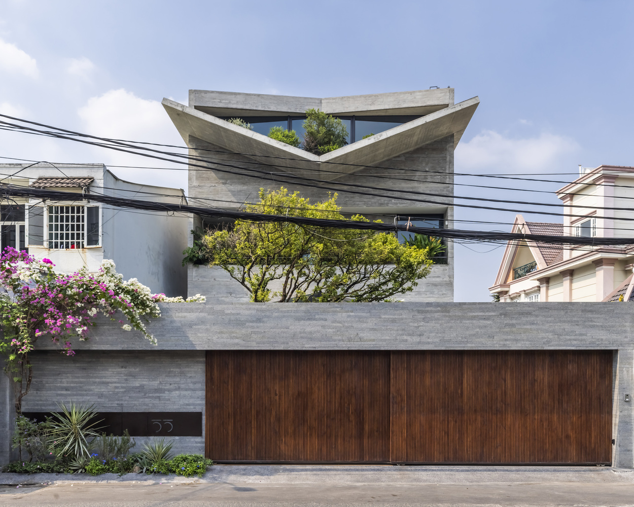V House / 23o5Studio