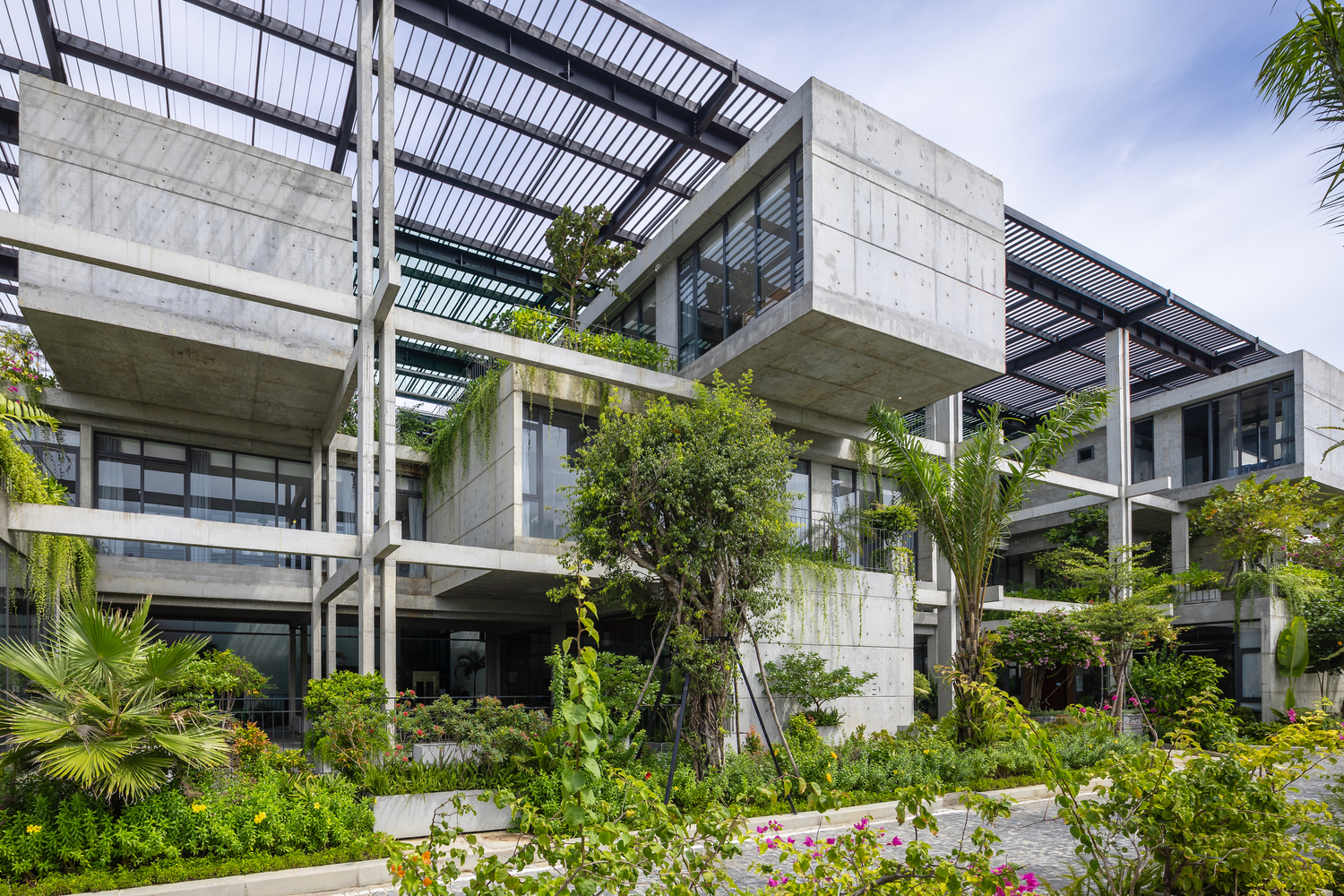 Văn phòng nhà máy dệt/Ho Khue Architects