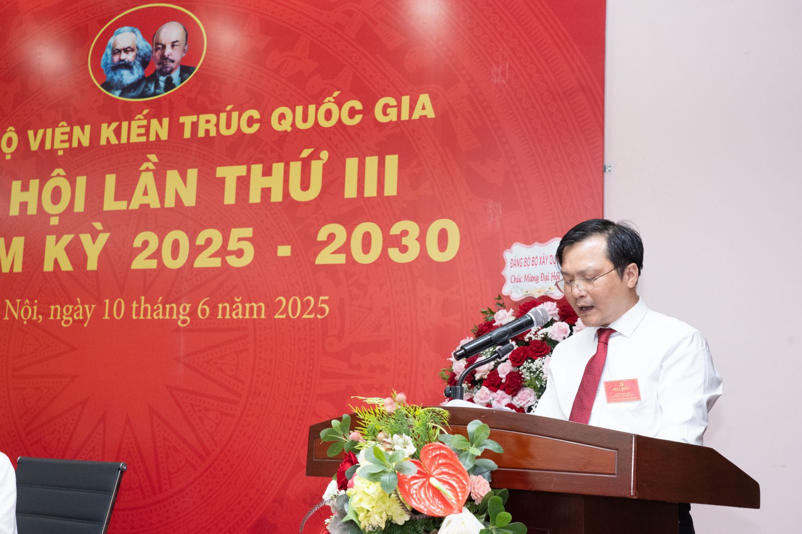 Đồng chí Trịnh Hồng Việt - Phó bí thư Đảng ủy, Phó viện trưởng Viện Kiến trúc Quốc gia