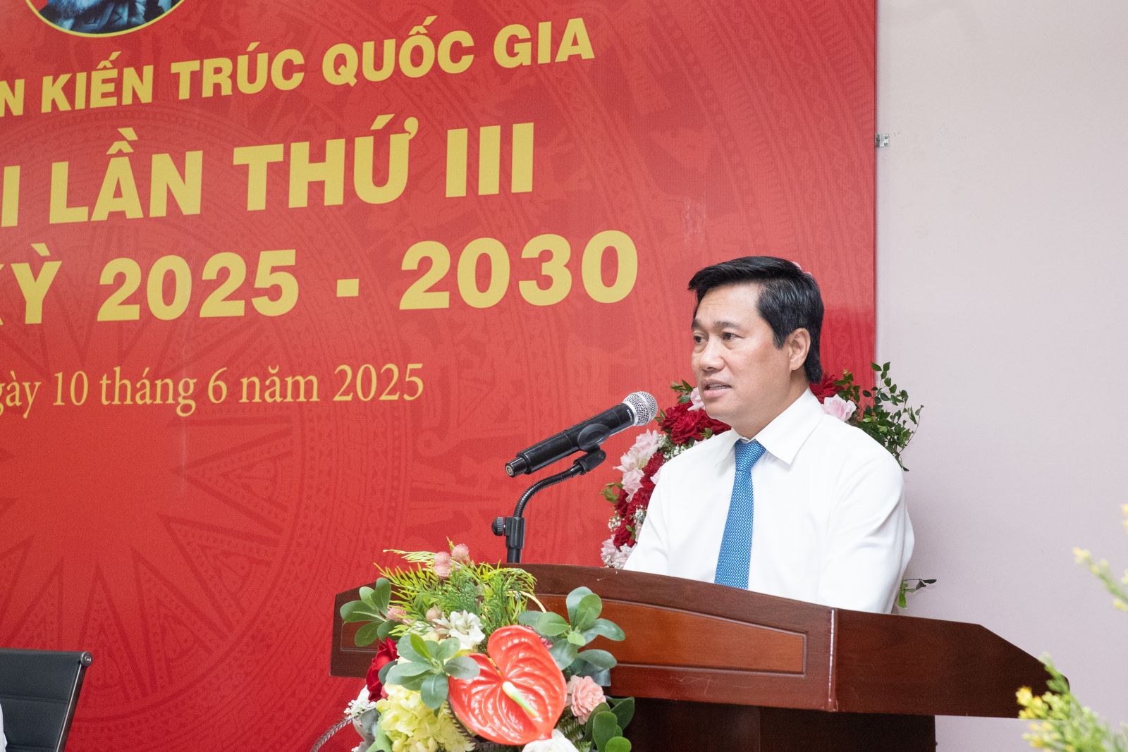 Đồng chí Nguyễn Tường Văn - Ủy viên Ban Thường vụ Đảng ủy Bộ Xây dựng, Thứ trưởng Bộ Xây dựng phát biểu chỉ đạo tại Đại hội.