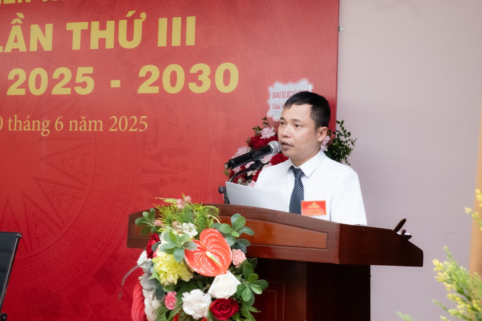 Đồng chí Đỗ Ngọc Chiến - Trưởng ban Kiểm phiếu công bố kết quả bầu cử Đoàn đại biểu dự Đại hội đại biểu Đảng bộ Bộ Xây dựng, nhiệm kỳ 2025 - 2030.