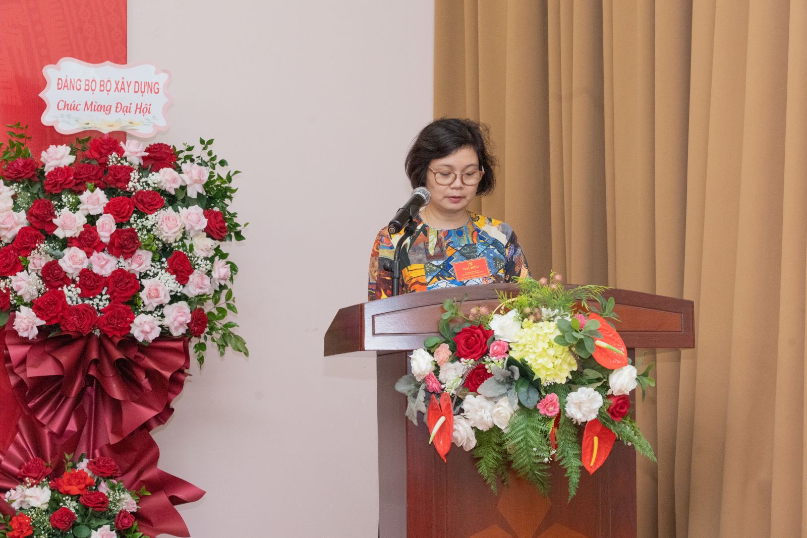 Đồng Chí Đào Thị Tiến Ngọc - Đảng ủy viên, Giám đốc Viện Nghiên cứu tiêu chuẩn và thiết kế điển hình hóa xây dựng báo cáo tình hình đảng viên tham dự đại hội.