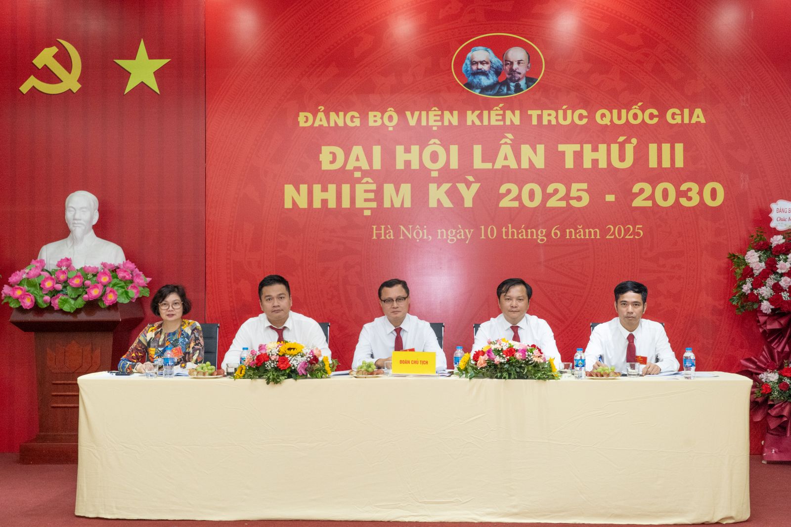 Đoàn Chủ tịch điều hành Đại hội.