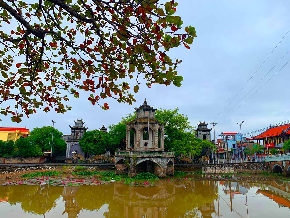 Tổng hội Người Việt Nam tại Lào thăm làng nghề chạm bạc Đồng Xâm: Hành trình về nguồn đầy ý nghĩa